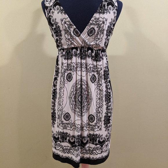 Black and White Filigree Pattern Dress - Picture 5 of 7